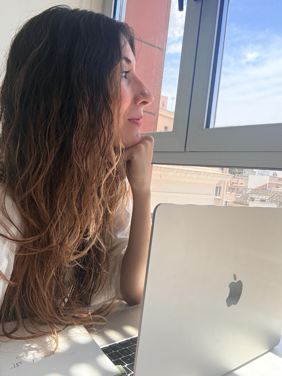 Verónica Arróniz Garre, creadora del Proceso C.L.A., reflexionando junto a su portátil